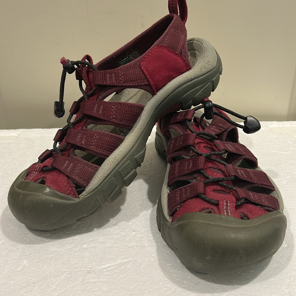 KEEN women’s hiking adventure sandals shoes washable size 6.5 US/ 37 EU maroon